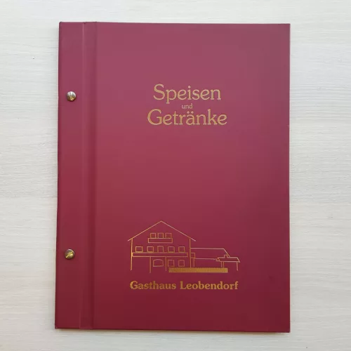 Klassische Speisekarte mit Buchschrauben, bordeauxrotes Kunstleder, mit Logodruck, 8 Hüllen, A4