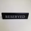 Tischschild RISERVATO, schwarzes Kunstleder, weißer Druck, groß