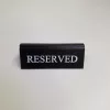 Tischschild RISERVATO, schwarzes Kunstleder, weißer Druck, klein
