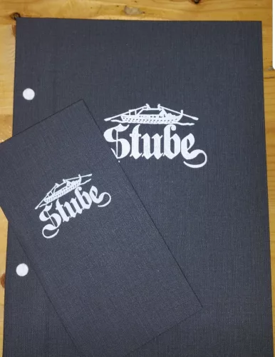 Csavaros étlaptartó szürke textilbőr, logónyomással, 8 darab fóliával, A4 méret