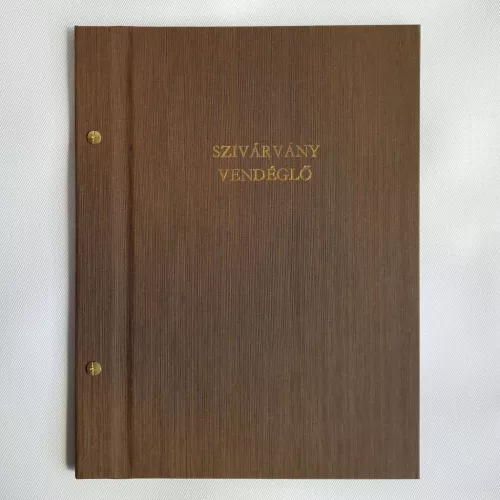 Csavaros étlaptartó sötétbarna textilbőr, logónyomással, 5 darab fóliával, A4 méret