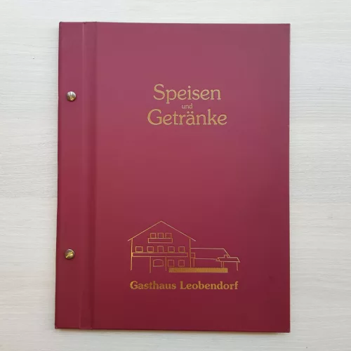 Klasszikus csavaros étlaptartó bordó műbőr, logónyomással, 8 darab fóliával, A4 méret