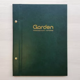   Klasszikus csavaros étlaptartó zöld műbőr, logónyomással, 8 darab fóliával, A4 méret