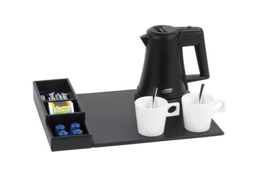 Snap tálca 0,5L-es fekete vízforralóval és 2 fehér csészével
